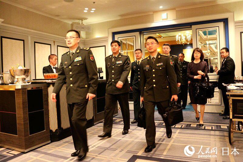 2019年度中国人民解放军校级军官代表团成员步入会场。