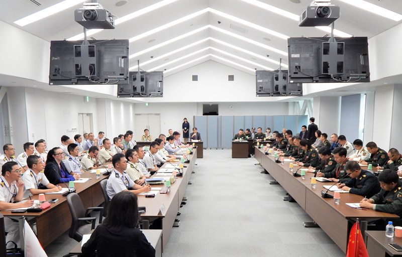 日本防卫省防卫研究所迎接中国人民解放军代表团（右侧）来访，双方针对亚太地区形势互换意见（图片来源：�G川和平财团官网）