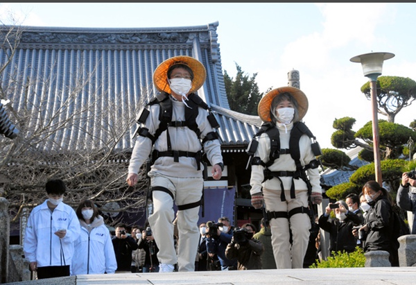日本開展步行輔助機器人的實証試驗。（圖片來源：《朝日新聞》）