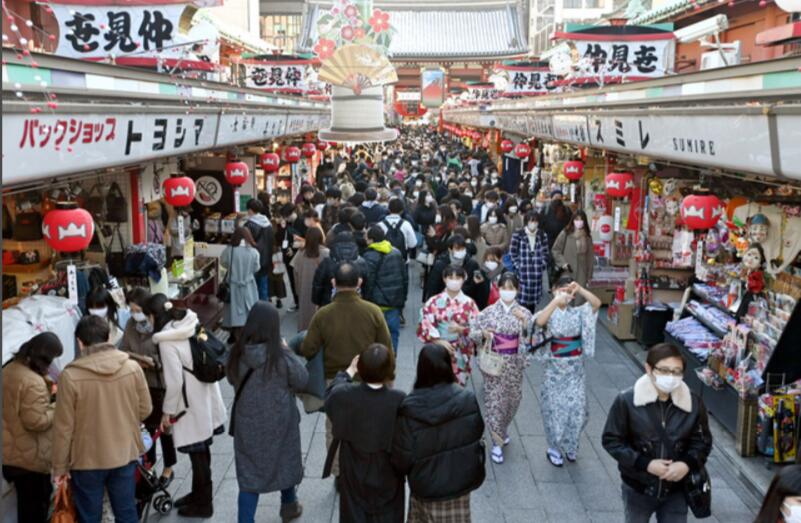 东京・浅草的仲见世商业街在小长假期间仍然热闹非凡。（图片来源：《朝日新闻》）