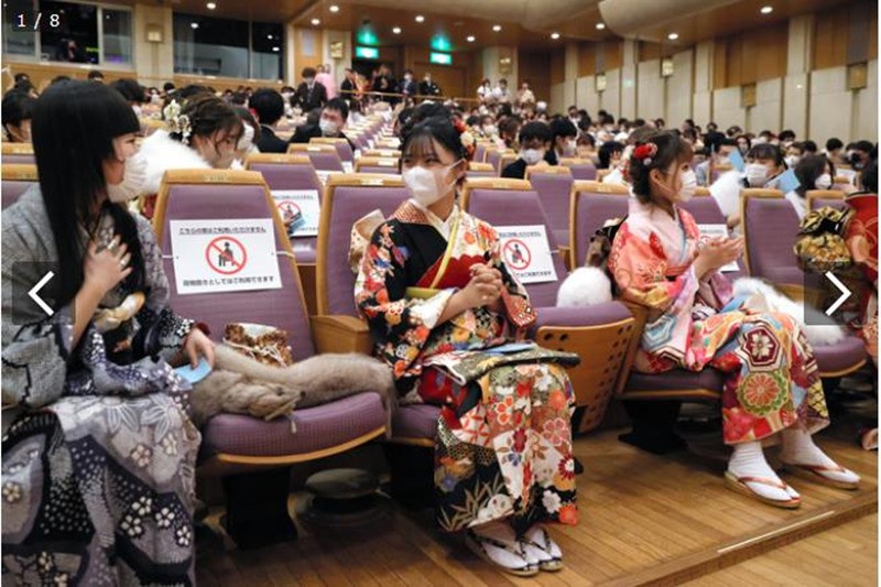 1月10日，东京都各区基于疫情防控措施举办了2022年成人式。（图片来源：《朝日新闻》）