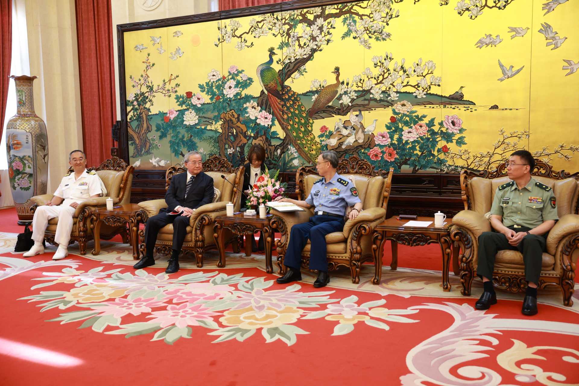 中央軍委聯合參謀部副參謀長景建峰會見日方代表團一行。