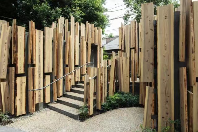 隈研吾設計的鍋島鬆濤公園公廁“森林小路”，由五間小屋組成。
