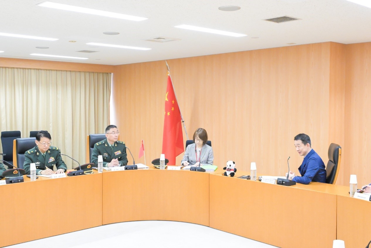 代表团拜访日本防卫审议官芹泽清（右一）。笹川和平财团供图