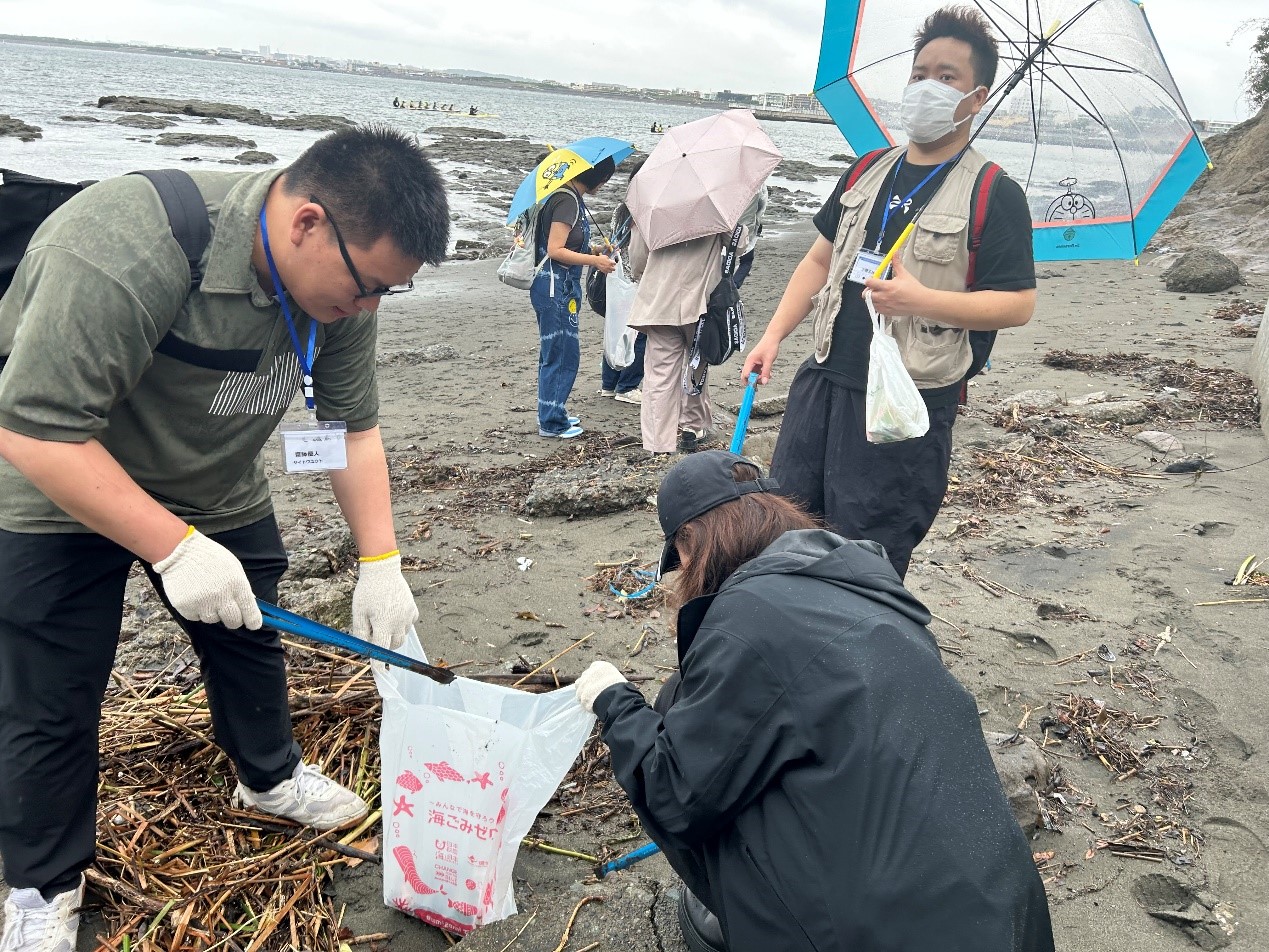 中日青年體驗海岸清掃。笹川日中友好基金供圖