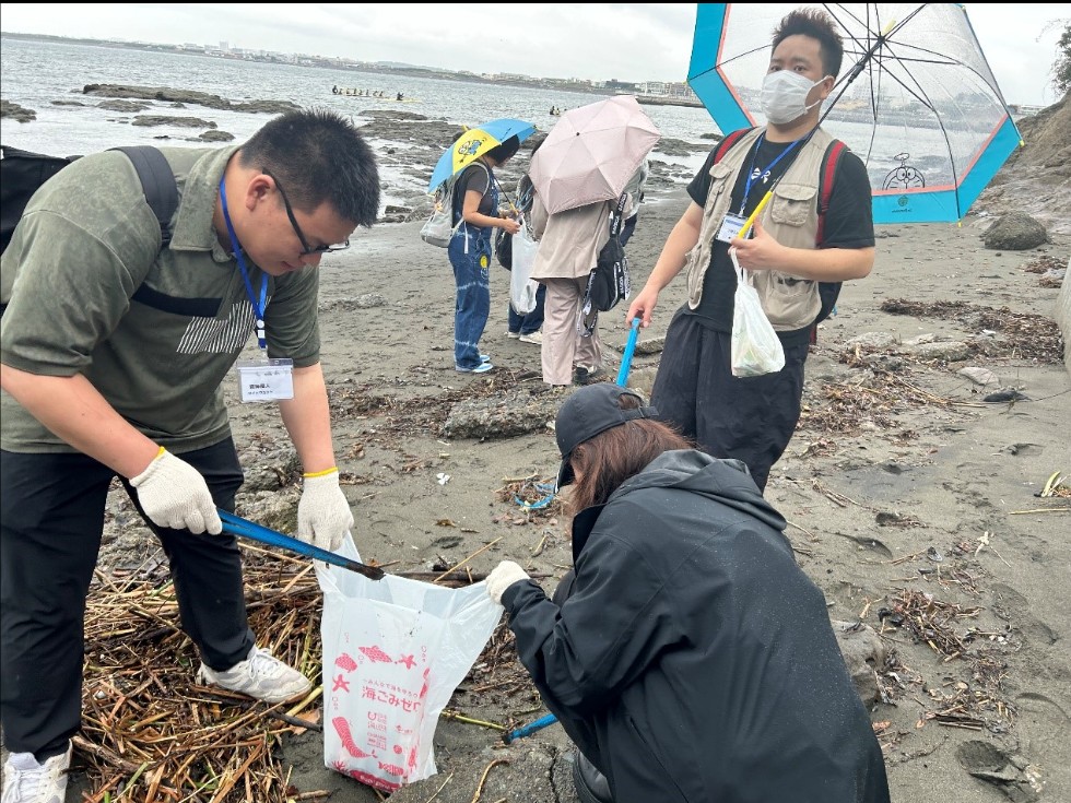 中日青年体验海岸清扫