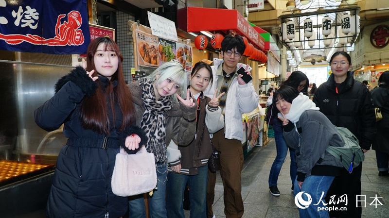 兩國青年在大阪街區實地考察。人民網 蔣曉辰攝