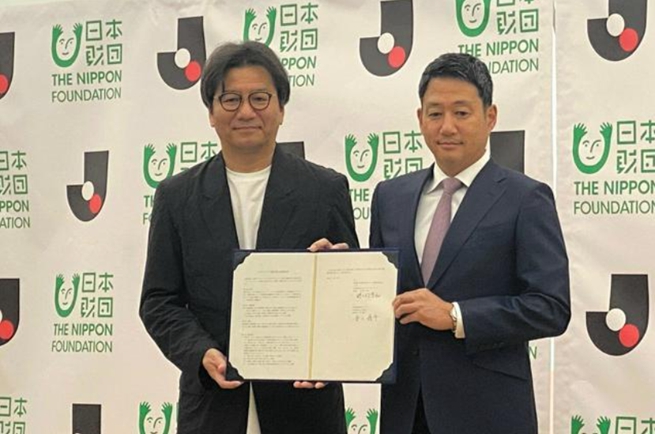 出席合作协定签订仪式的日本职业足球联赛主席野野村芳和（左）与日本财团的笹川顺平专务理事