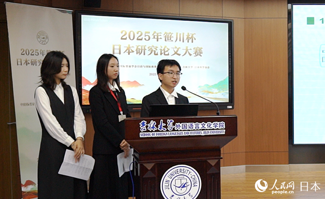 选手进行论文发表。（人民网记者 陈思摄）