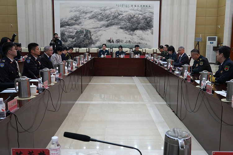 日本自卫队校官级访华团在军事科学院与相关人员交流。