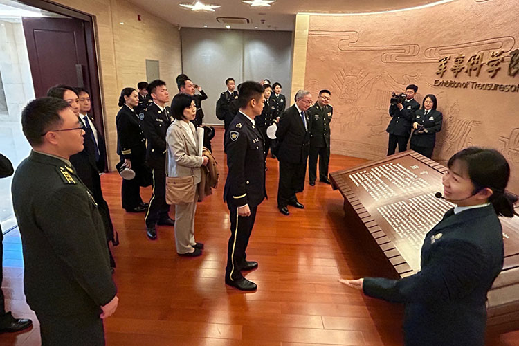 日本自衛隊校官級訪華團參觀軍事科學院院史館。