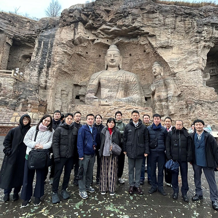 日本自衛隊校官級訪華團參觀雲岡石窟。