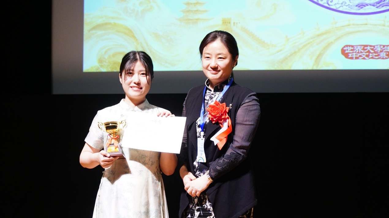 中国驻日本大使馆公使衔参赞田露露（右）为一等奖获得者今冈光颁奖。