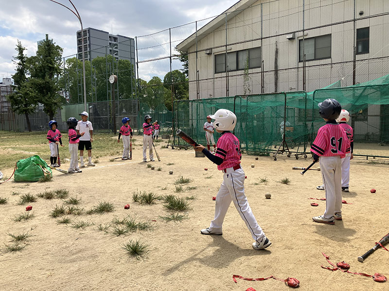 中国棒球少年与大阪市少年棒球队员共同训练、比赛。