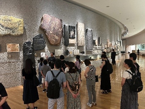 活动参与者参观印刷博物馆，学习文字及记录方式的发展历史。
